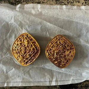 CHANEL - Vintage authentic Arabesque Coco Earrings from Chanel, Set of  2